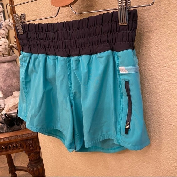 LULULEMON Women Turquoise Wet Dry Warm Athletic Shorts Size 4 - Picture 4 of 7